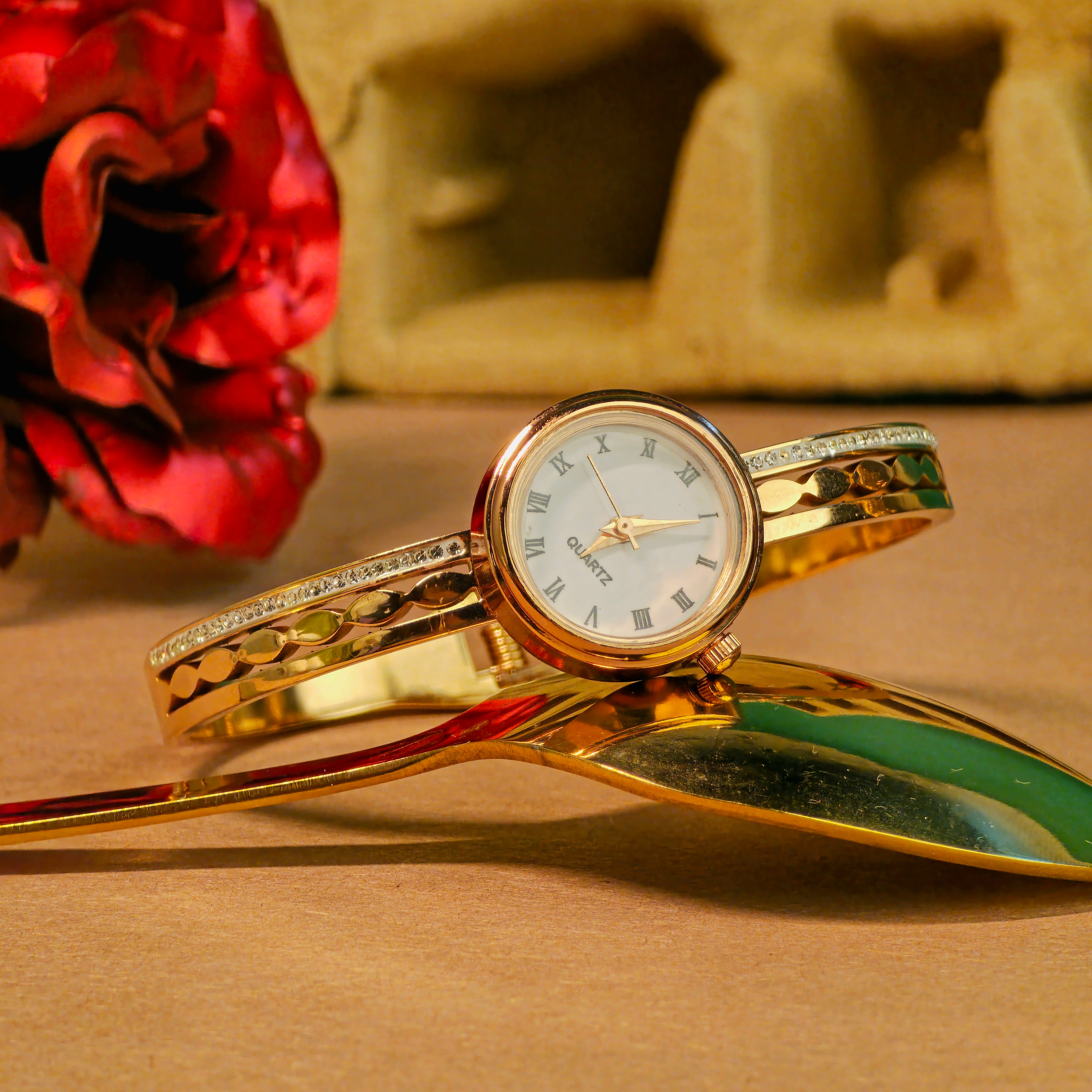 Elegant Golden Bracelet Women’s Watch – Classic Charm with a Modern Twist