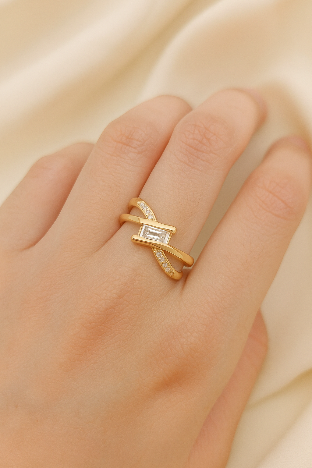 Elegant Green Stone Wave Ring – Premium Gold Finish