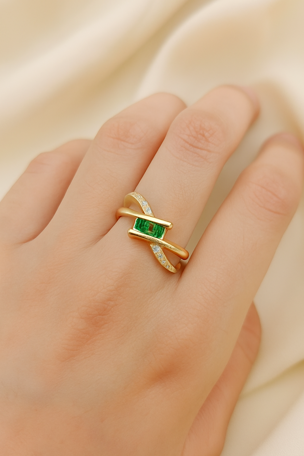 Elegant Green Stone Wave Ring – Premium Gold Finish